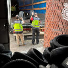 Agentes de la Policía Nacional recuperan los neumáticos robados. ECB