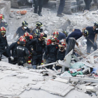 Los equipos de rescate trabajando en los escombros del edificio de Los Cristianos (Tenerife), este viernes.-SANTIAGO FERRERO / REUTERS