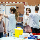 La vacunación de este grupo de edad se ha llevado a cabo en el polideportivo de la Universidad de Burgos. SANTI OTERO