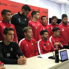 Los jugadores del Reus Deportiu, al leer el manifiesto contra la propiedad, el pasado viernes.-JOAN ALFONS LÓPEZ