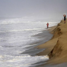 Un hombre toma fotografías del huracán 'Patricia' desde la playa de Acapulco, México.-REUTERS / STRINGER