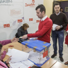 Luis Tudanca  votó en la sede socialista de Burgos, junto con Esther Peña y Daniel de la Rosa.-SANTI OTERO