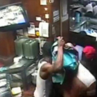 Imagen de una cámara de seguridad de un saqueo en una panadería de Caracas el pasado lunes.-REUTERS