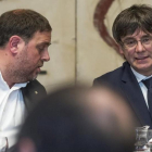 Oriol Junqueras habla con Carles Puigdemont.-FERRAN SENDRA
