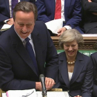 Cameron (centro) sonríe en su último discurso en la Cámara de los Comunes, en Londres.-AP