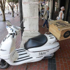 Una moto de reparto de comida japonesa a domicilio.-R. OCHOA
