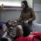 Manhal Ahmed, vecino de Mosul herido en el ataque, se recupera en el hospital de Erbil (Irak).-AP / CENGIZ YAR