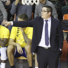 Epi realiza indicaciones durante un partido.-SANTI OTERO