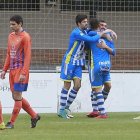Los jugadores de la Arandina celebran el tanto de Bruju ante la decepción de los locales Juan y Zamora, ayer.-RAÚL OCHOA