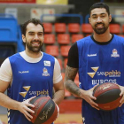 Benite y Lima posan con los colores del San Pablo Burgos antes de iniciar su primer entrenamiento con el equipo azul, ayer.-RAÚL OCHOA
