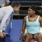La número uno del mundo se toam la bebida tras solicitar permiso a la jueza del partido contra Flavia Pennetta en la Copa Hopman.-Foto: REUTERS