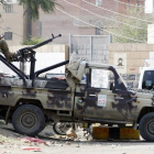 Un milicino huti en un punto de vigilancia en Saná, la capital del Yemen.-EFE / YAHYA ARHAB