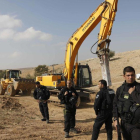 Policías israelís montan guardia junto a excavadoras tras demoler las casas del poblado beduino de Um al Hiran, este miércoles.-AP / TSAFRIR ABAYOV