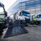 Hoy se han presentado 28 vehículos de los 217 que se han incorporado a la recogida de basuras y limpieza viaria. TOMÁS ALONSO