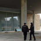 Miembros de la Policía Nacional inspeccionaron ayer el edificio, que todavía no está amueblado.-L.V.