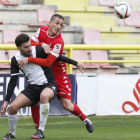 El ariete blanquinegro Adrián disputa un balón en el choque del pasado fin de semana en El Plantío.-Santi Otero