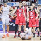 Nikolic se duele en el suelo después de sufrir un esguince de tobillo en el partido contra el Zaragoza. ACB PHOTO / E. CASAS