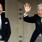 El emperador Akihito, a la derecha, con el príncipe Naruhito, a la izquierda.-AFP / TOSHIFUMI KITAMURA