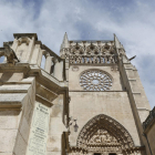 Dos personas ascienden por las escaleras de la Catedral.-RAÚL G. OCHOA