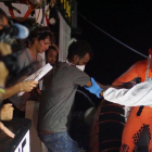 Efectivos de la Guardia Costera proceden a la evacuación de 8 personas necesitadas de asistencia urgente que permanecían en el barco de la ONG española Open Arms, que sigue bloqueado desde hace 18 días frente a la isla italiana de Lampedusa.-EFE