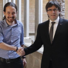 Pablo Iglesias y Carles Puigdemont, en el Palau de la Generalitat, en abril del año pasado.-AFP
