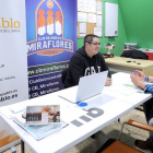Epi (entrenador) y Albano (director deportivo) charlan antes del inicio de la reunión celebrada ayer en las oficinas del CB Miraflores.-ISRAEL L. MURILLO