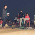 Isabel Segura y Carmelo López durante una de sus proyecciones cinematográficas en África.-CINECICLETA