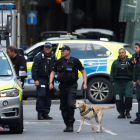 Agentes de policía británicos en el mercado de Borough en Londres, uno de los escenarios de los atentados terroristas del pasado 3 de junio.-PETER NICHOLLS