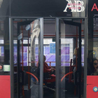 Un autobús urbano cierra sus puertas después de que se monten los usuarios.-RAÚL G. OCHOA