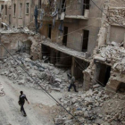 Un hombre camina entre los escombros en Alepo, este lunes.-AFP / KARAM AL-MASRI