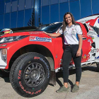Cristina Gutiérrez posa junto a su Mitsubishi Eclipse Cross con el que competirá en el Dakar.-