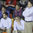 Andreu Casadevall sigue las evoluciones del juego durante un partido.-SANTI OTERO