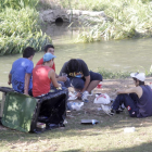 Un grupo de jóvenes hace botellón en la orilla del río.-ISRAEL L. MURILLO