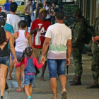 Miembros de las Fuerzas Armadas brasileñas vigilan la playa de Copacabana.-EFE / FERNANDO MAIA