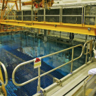 En el fondo de la piscina de la central de Garoña, junto al reactor nuclear, se aprecian los cientos de barras de uranio ya gastado.