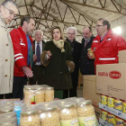 La delegada del Gobierno en Castilla y León, María José Salgueiro, visitó ayer el almacén de alimentos de Cruz Roja en Burgos.-RAÚL G. OCHOA