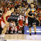 Fitipaldo sube el balón en el partido del pasado sábado frente al Manresa.-ACB PHOTO / J. ALBERCH