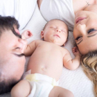 Unos padres con su bebé.-EL PERIÓDICO