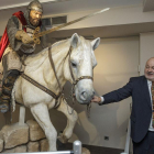 Juanjo García muestra la escultura realizada por Juan Villa en la primera planta del Museo del Libro.-Santi Otero