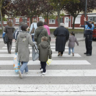 Una agente de Policía Local regula un paso de peatones.-ISRAEL L. MURILLO