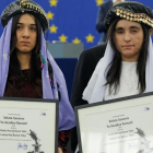 Nadia Murad (izquierda) y Lamiya Aji, galardonadas con el premio Sajarov 2016, en el Parlamento Europeo, en Estrasburgo, este martes.-REUTERS / VINCENT KESSLER