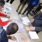 El presidente Herrera votó a primera hora de la mañana en el colegio Venerables de Burgos.-R. ORDÓÑEZ