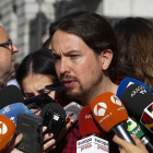 El secretario general de Podemos, Pablo Iglesias, atiende a los medios de comunicación.-EFE