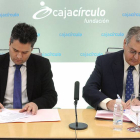 -Jorge Villaverde, presidente de la asociación de empresarios de Villalonquéjar, y Luis Conde, presidente de la Fundación Cajacírculo, firman el acuerdo.