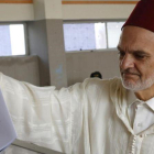 Un votante auyer viernes en Rabat.-Abdeljalil Bounhar