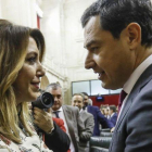 Susana Díaz felicita a Juanma Moreno tras ser investido presidente de la Junta de Andalucía, el pasado 16 de enero.-JOSÉ MANUEL VIDAL (EFE)