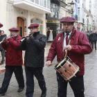 Los músicos dijeron tururú a la nieve y al frío y amenizaron las calles del centro a la hora del vermú.-Raúl Ochoa