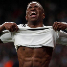 Vinicius Junior, jugador del Real Madrid, abatido al ser sustituido debido a una lesión en el partido donde quedaron eliminados de la Champions por el Ajax.-SUSANA VERA / REUTERS