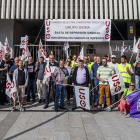 El llamamiento a concentrarse en los juzgados reunió a medio centenar de personas.-SANTI OTERO