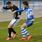 El extremo canario del Burgos CF Armiche trata de superar al defensor de la Arandina Edu Payá en una jugada del choque de ayer en El Montecillo-Alberto Calvo